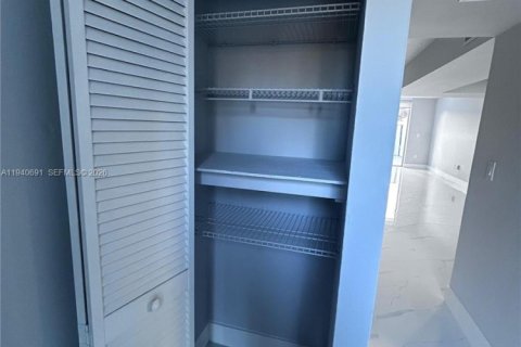 Townhouse in Hialeah, Florida 2 bedrooms, 112.23 sq.m. № 1997762 - photo 9