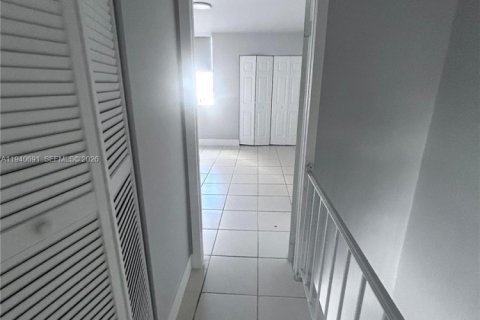 Townhouse in Hialeah, Florida 2 bedrooms, 112.23 sq.m. № 1997762 - photo 24