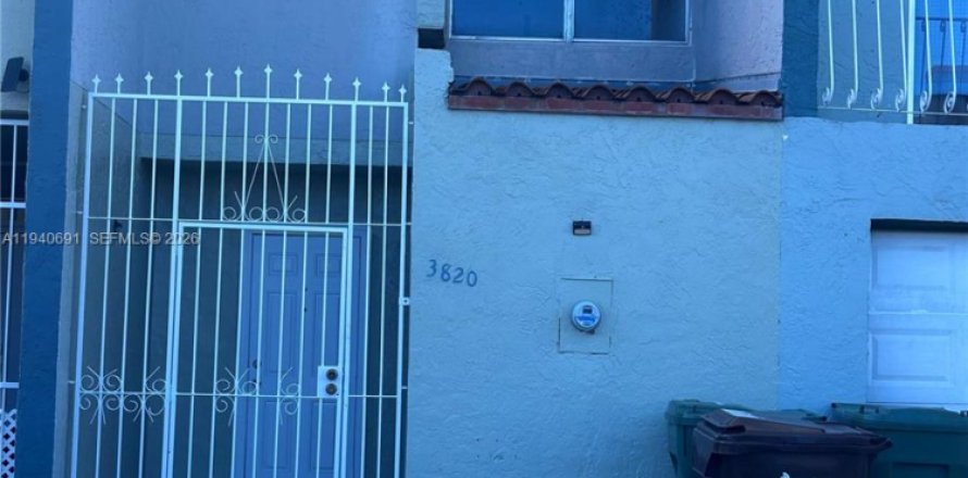 Townhouse in Hialeah, Florida 2 bedrooms, 112.23 sq.m. № 1997762