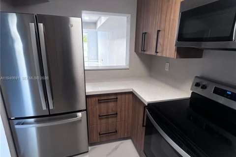 Townhouse in Hialeah, Florida 2 bedrooms, 112.23 sq.m. № 1997762 - photo 12