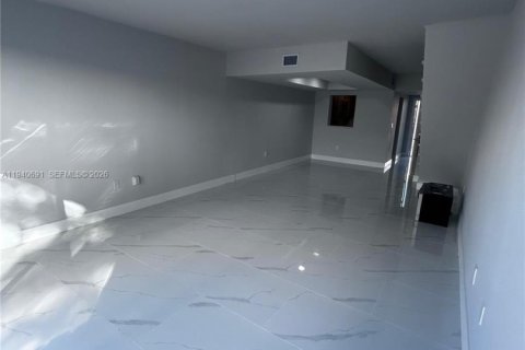 Townhouse in Hialeah, Florida 2 bedrooms, 112.23 sq.m. № 1997762 - photo 5