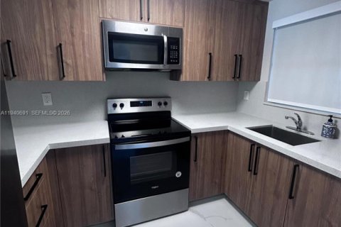 Townhouse in Hialeah, Florida 2 bedrooms, 112.23 sq.m. № 1997762 - photo 10