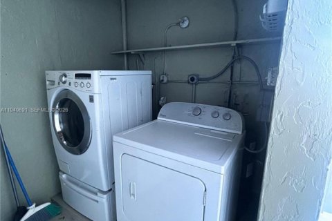 Townhouse in Hialeah, Florida 2 bedrooms, 112.23 sq.m. № 1997762 - photo 14