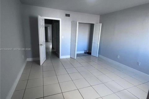 Townhouse in Hialeah, Florida 2 bedrooms, 112.23 sq.m. № 1997762 - photo 23