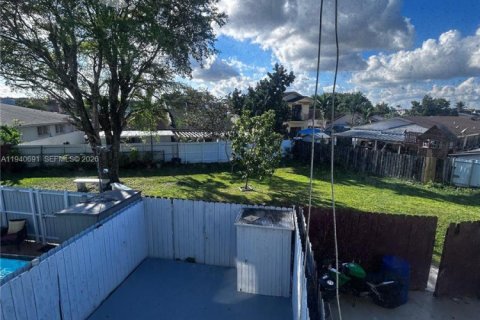 Townhouse in Hialeah, Florida 2 bedrooms, 112.23 sq.m. № 1997762 - photo 26