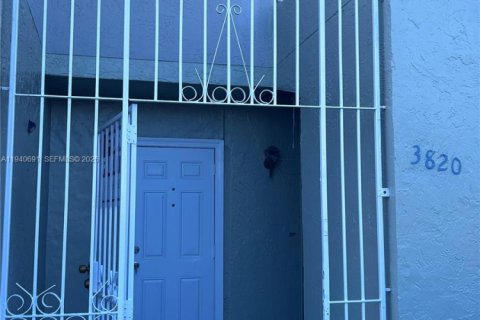 Townhouse in Hialeah, Florida 2 bedrooms, 112.23 sq.m. № 1997762 - photo 2