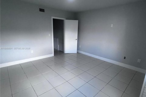 Townhouse in Hialeah, Florida 2 bedrooms, 112.23 sq.m. № 1997762 - photo 18
