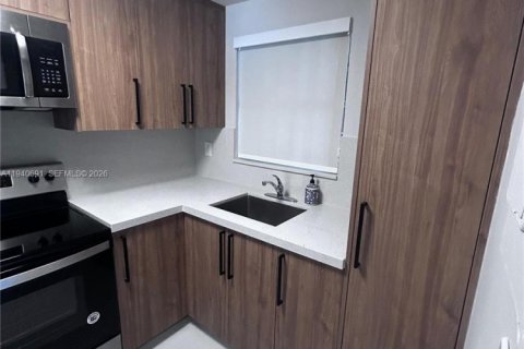 Townhouse in Hialeah, Florida 2 bedrooms, 112.23 sq.m. № 1997762 - photo 11