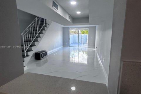 Townhouse in Hialeah, Florida 2 bedrooms, 112.23 sq.m. № 1997762 - photo 13