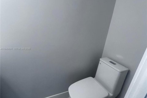 Townhouse in Hialeah, Florida 2 bedrooms, 112.23 sq.m. № 1997762 - photo 7