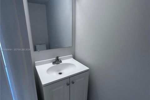 Townhouse in Hialeah, Florida 2 bedrooms, 112.23 sq.m. № 1997762 - photo 17