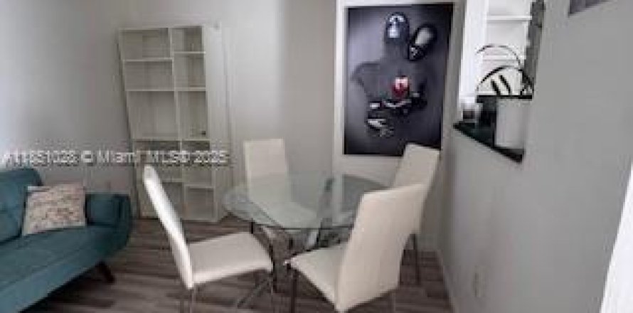 House in Miami Beach, Florida 1 bedroom, 195.84 sq.m. № 1890726