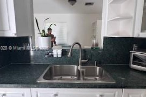 House in Miami Beach, Florida 1 bedroom, 195.84 sq.m. № 1890726 - photo 6