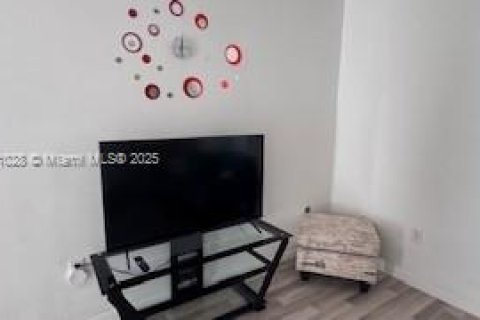 House in Miami Beach, Florida 1 bedroom, 195.84 sq.m. № 1890726 - photo 3