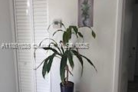 House in Miami Beach, Florida 1 bedroom, 195.84 sq.m. № 1890726 - photo 4
