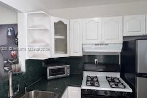 House in Miami Beach, Florida 1 bedroom, 195.84 sq.m. № 1890726 - photo 5