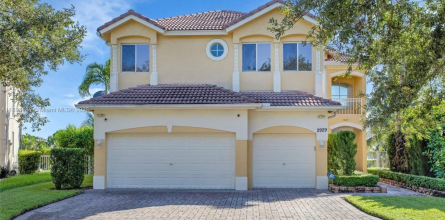 House in Miramar, Florida 5 bedrooms, 268.86 sq.m. № 1950046