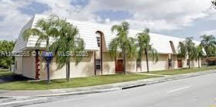 Commercial property in Palmetto Bay, Florida № 1786492
