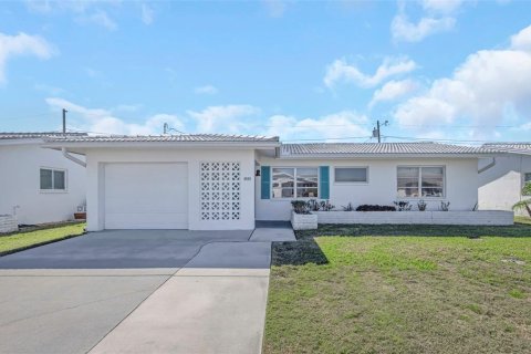 House in Pinellas Park, Florida 2 bedrooms, 118.54 sq.m. № 2202676