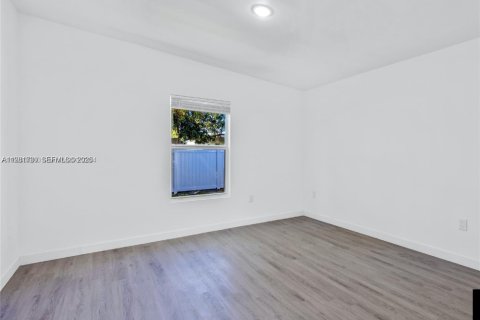 Снять в аренду виллу или дом в Майами, Флорида 2 спальни, 88.26м2, № 2048470 - фото 3