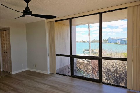 Condominio en alquiler en Treasure Island, Florida, 2 dormitorios, 109.16 m2 № 1635936 - foto 13