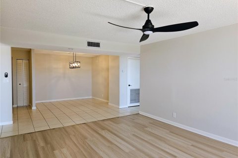 Condominio en alquiler en Treasure Island, Florida, 2 dormitorios, 109.16 m2 № 1635936 - foto 3