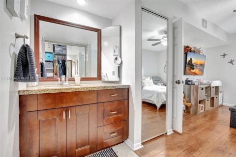 Condo in Davie, Florida, 2 bedrooms № 1982388 - photo 18