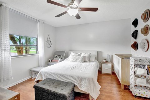 Condo in Davie, Florida, 2 bedrooms № 1982388 - photo 22