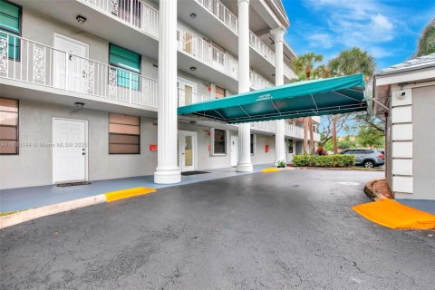 Condo in Davie, Florida, 2 bedrooms № 1982388 - photo 27