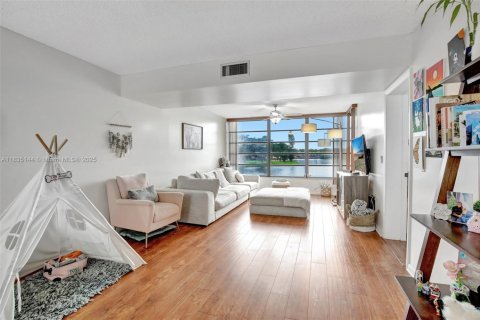 Condo in Davie, Florida, 2 bedrooms № 1982388 - photo 13