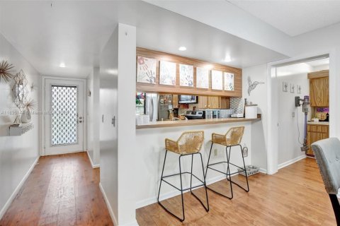 Condo in Davie, Florida, 2 bedrooms № 1982388 - photo 2