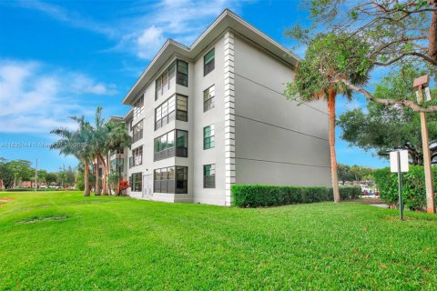 Condo in Davie, Florida, 2 bedrooms № 1982388 - photo 1