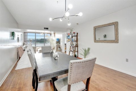 Condo in Davie, Florida, 2 bedrooms № 1982388 - photo 9