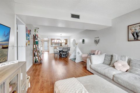 Condo in Davie, Florida, 2 bedrooms № 1982388 - photo 14