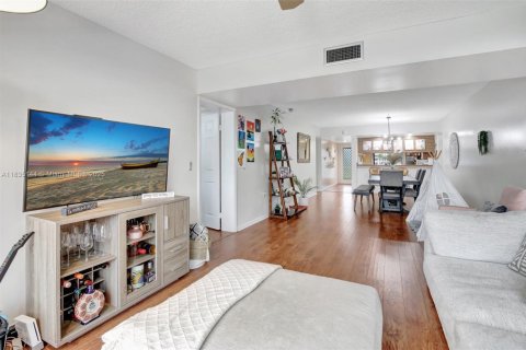 Condo in Davie, Florida, 2 bedrooms № 1982388 - photo 15