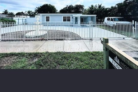 Casa en alquiler en West Park, Florida, 3 dormitorios, 133.97 m2 № 1991874 - foto 1