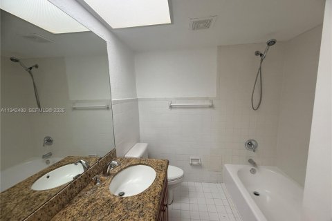 Condo in Pinecrest, Florida, 2 bedrooms  № 1999332 - photo 17