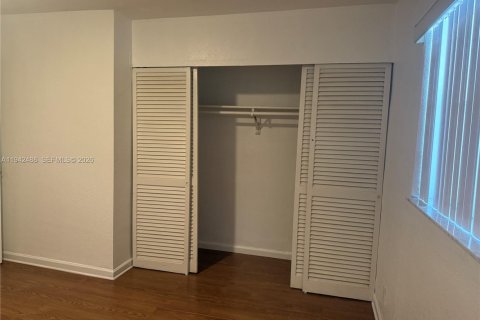 Condo in Pinecrest, Florida, 2 bedrooms  № 1999332 - photo 12