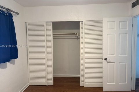 Condo in Pinecrest, Florida, 2 bedrooms  № 1999332 - photo 15