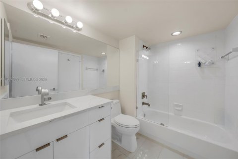 Condo in Miami Beach, Florida, 2 bedrooms  № 2065546 - photo 12