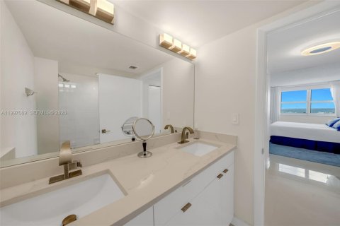 Condo in Miami Beach, Florida, 2 bedrooms  № 2065546 - photo 13