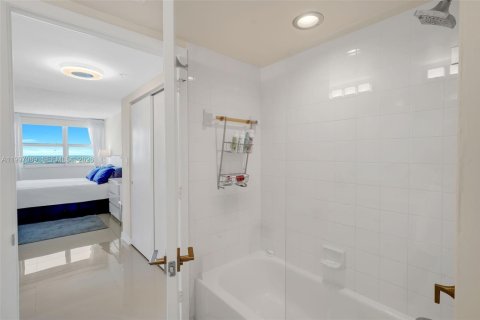 Condo in Miami Beach, Florida, 2 bedrooms  № 2065546 - photo 11