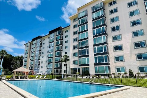 Condominio en venta en Winter Haven, Florida, 2 dormitorios, 125.14 m2 № 1785515 - foto 1