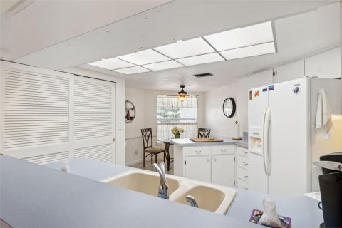Condo in New Port Richey, Florida, 2 bedrooms  № 1678468 - photo 15