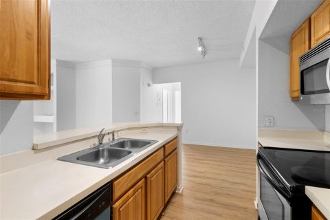 Condo in Orlando, Florida, 2 bedrooms  № 2205192 - photo 8