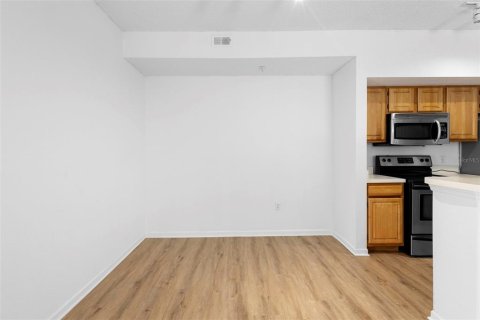 Condo in Orlando, Florida, 2 bedrooms  № 2205192 - photo 26