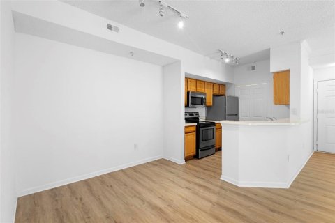 Condo in Orlando, Florida, 2 bedrooms  № 2205192 - photo 25