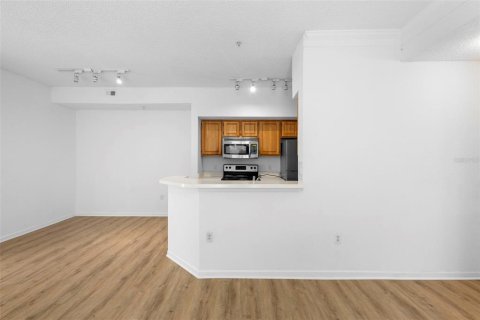 Condo in Orlando, Florida, 2 bedrooms  № 2205192 - photo 3