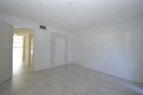 Купить таунхаус в Майами, Флорида 3 спальни, 166.11м2, № 1975229 - фото 11