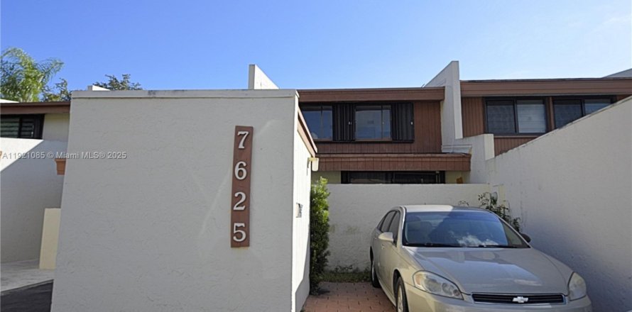 Таунхаус в Майами, Флорида 3 спальни, 166.11м2 № 1975229